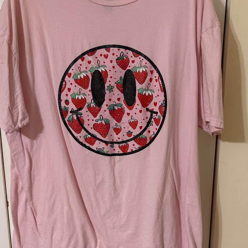 Gildan Pink tee with Strawberry Smiley